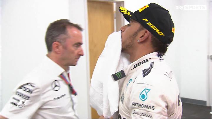 Paddy Lowe regarde Nico Rosberg