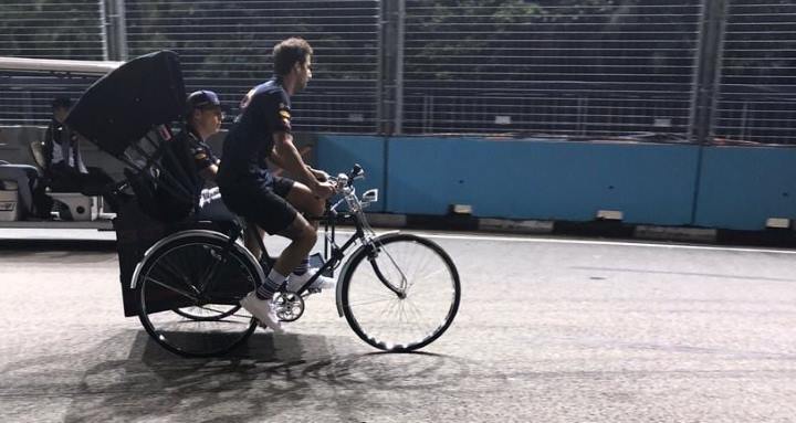 Ricciardo chauffeur de Verstappen Singapour