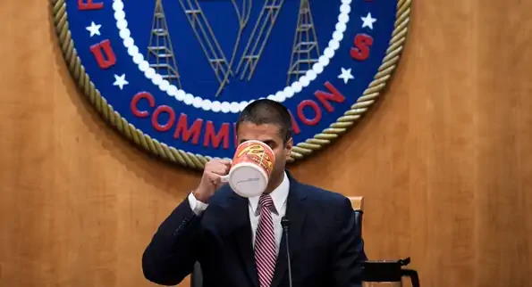 Ajit Pai et son mug géant